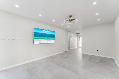 Купить кондоминиум в Майами-Бич, Флорида 42.74м2, № 2089088 - фото 3
