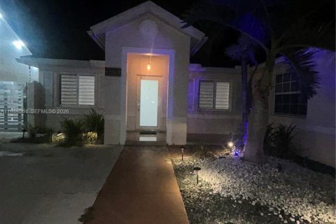 Дом в Хомстед, Флорида 3 спальни, 121.42м2 № 2005512