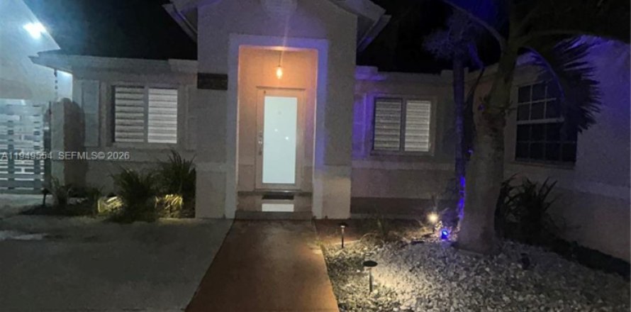 Дом в Хомстед, Флорида 3 спальни, 121.42м2 № 2005512