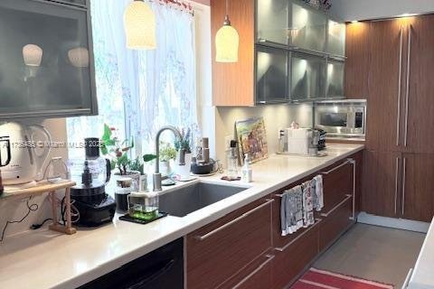 Casa en venta en Miami, Florida, 3 dormitorios, 153.57 m2 № 1731999 - foto 2