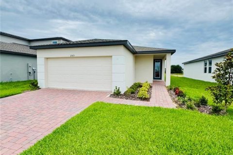 House in Haines City, Florida 4 bedrooms, 137.87 sq.m. № 1765411 - photo 1