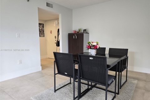 Copropriété à vendre à North Miami Beach, Floride: 3 chambres, 153.47 m2 № 2154848 - photo 12