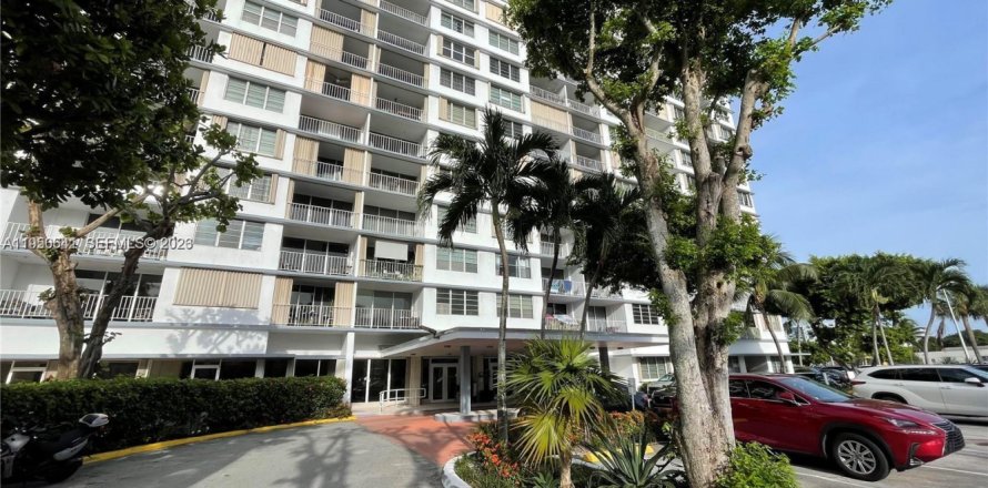 Студия в кондо в Норт-Бей-Виллидж, Флорида № 2006832