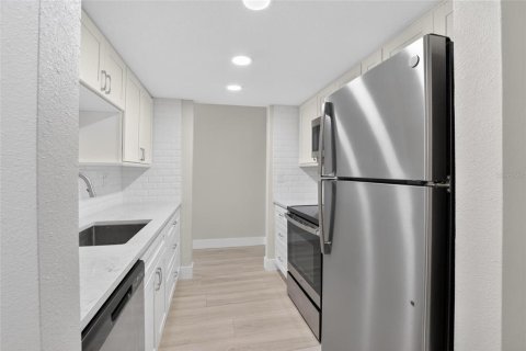 Condominio en alquiler en Saint Petersburg, Florida, 2 dormitorios, 97.55 m2 № 2220354 - foto 6