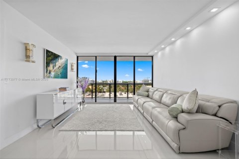 Condo in Surfside, Florida, 2 bedrooms  № 1693093 - photo 2