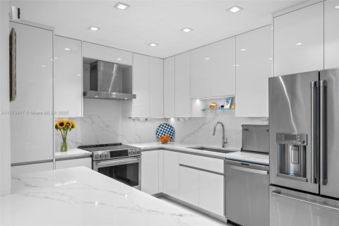 Condo in Surfside, Florida, 2 bedrooms  № 1693093 - photo 12