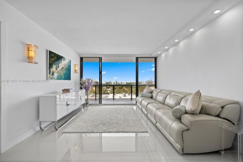 Condo in Surfside, Florida, 2 bedrooms  № 1693093 - photo 16