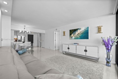 Condo in Surfside, Florida, 2 bedrooms  № 1693093 - photo 18