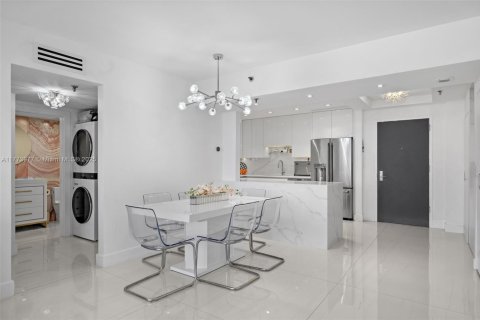 Condo in Surfside, Florida, 2 bedrooms  № 1693093 - photo 14