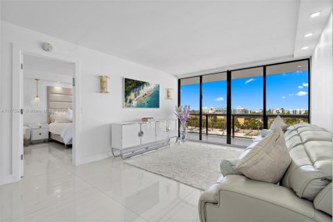 Condo in Surfside, Florida, 2 bedrooms  № 1693093 - photo 1