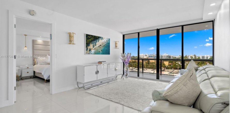 Condo in Surfside, Florida, 2 bedrooms  № 1693093