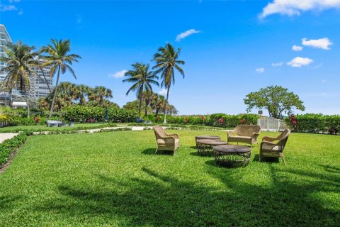 Condo in Surfside, Florida, 2 bedrooms  № 1693093 - photo 22