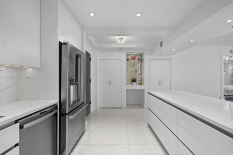 Condo in Surfside, Florida, 2 bedrooms  № 1693093 - photo 13