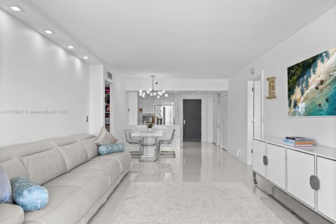 Condo in Surfside, Florida, 2 bedrooms  № 1693093 - photo 17