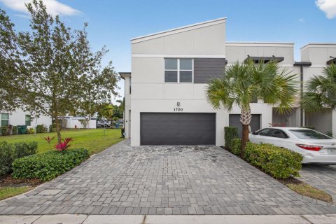 Townhouse in Mangonia Park, Florida 3 bedrooms, 163.32 sq.m. № 2190904