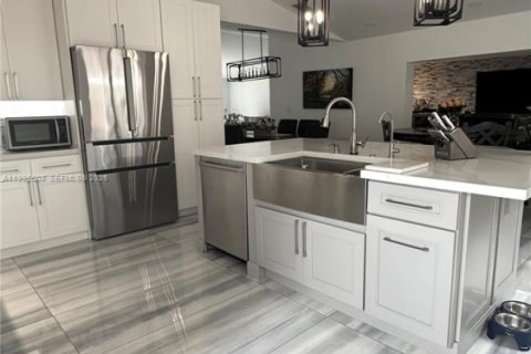 Casa en alquiler en Miramar, Florida, 4 dormitorios, 210.61 m2 № 2063779 - foto 8