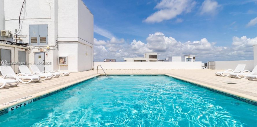 Estudio en el Condominio en Miami Beach, Florida  № 1699810