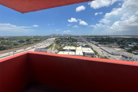 Apartamento en alquiler en Miami, Florida, 2 dormitorios, 72.84 m2 № 1872436 - foto 12