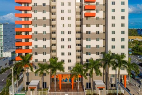 Apartamento en alquiler en Miami, Florida, 2 dormitorios, 72.84 m2 № 1872436 - foto 1