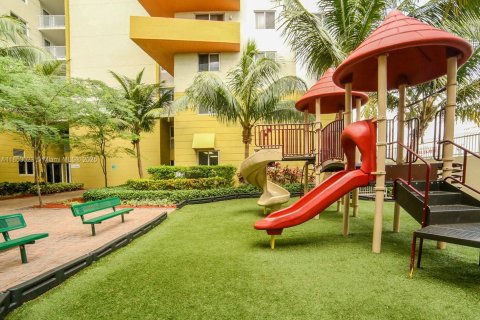 Apartamento en alquiler en Miami, Florida, 2 dormitorios, 72.84 m2 № 1872436 - foto 3