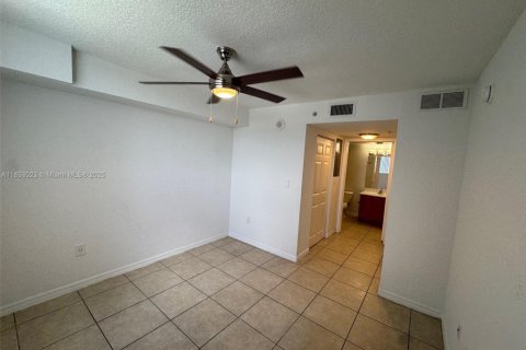 Apartamento en alquiler en Miami, Florida, 2 dormitorios, 72.84 m2 № 1872436 - foto 8