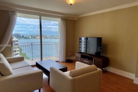 Condo in Miami, Florida, 2 bedrooms  № 2041712 - photo 2