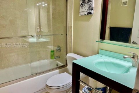 Condo in Miami, Florida, 2 bedrooms  № 2041712 - photo 5