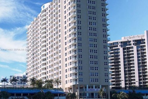 Condo in Miami, Florida, 2 bedrooms  № 2041712 - photo 23