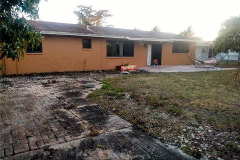 House in Lauderhill, Florida 4 bedrooms, 165.83 sq.m. № 2010602 - photo 13