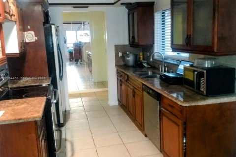 House in Lauderhill, Florida 4 bedrooms, 165.83 sq.m. № 2010602 - photo 2