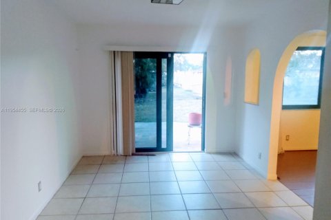 House in Lauderhill, Florida 4 bedrooms, 165.83 sq.m. № 2010602 - photo 4