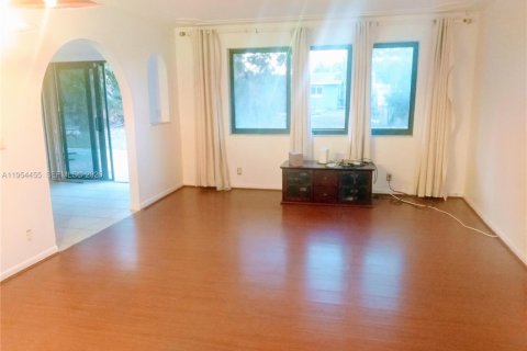 House in Lauderhill, Florida 4 bedrooms, 165.83 sq.m. № 2010602 - photo 3