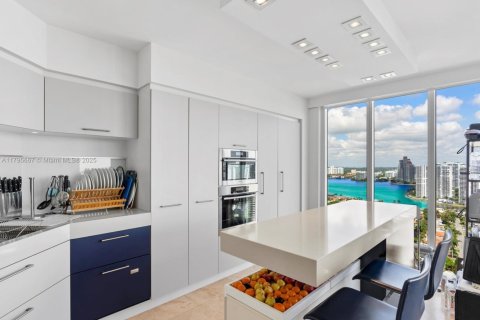 Copropriété à vendre à Sunny Isles Beach, Floride: 3 chambres, 226.68 m2 № 1727221 - photo 1