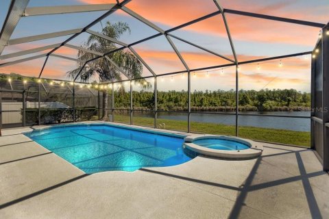 House in Land O' Lakes, Florida 4 bedrooms, 310.76 sq.m. № 2155819 - photo 2