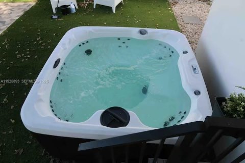 Casa en alquiler en Miami, Florida, 3 dormitorios, 115.57 m2 № 1984434 - foto 27