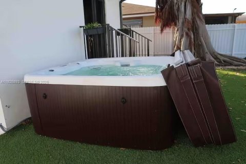 Casa en alquiler en Miami, Florida, 3 dormitorios, 115.57 m2 № 1984434 - foto 25