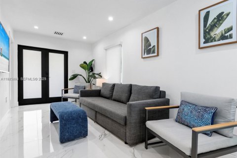 Casa en alquiler en Miami, Florida, 3 dormitorios, 115.57 m2 № 1984434 - foto 5