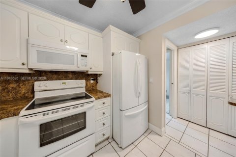 Снять в аренду кондоминиум в Халландейл-Бич, Флорида 2 спальни, 94.76м2, № 2004432 - фото 15