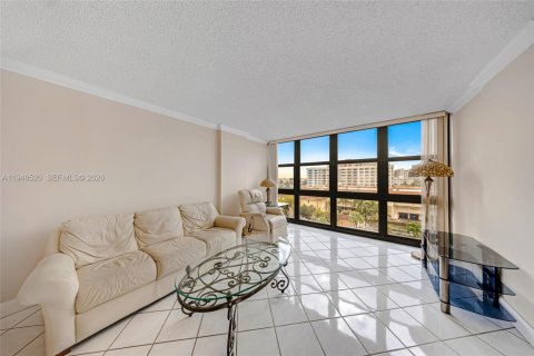 Снять в аренду кондоминиум в Халландейл-Бич, Флорида 2 спальни, 94.76м2, № 2004432 - фото 1