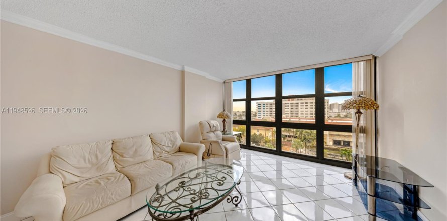 Кондоминиум с 2 спальнями в Халландейл-Бич, Флорида № 2004432