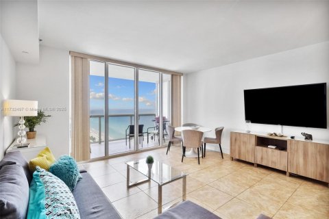 Copropriété à louer à Hallandale Beach, Floride: 1 chambre, 78.41 m2 № 1481652 - photo 1
