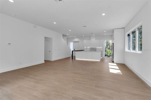 House in Sarasota, Florida 5 bedrooms, 255.11 sq.m. № 2102153 - photo 2