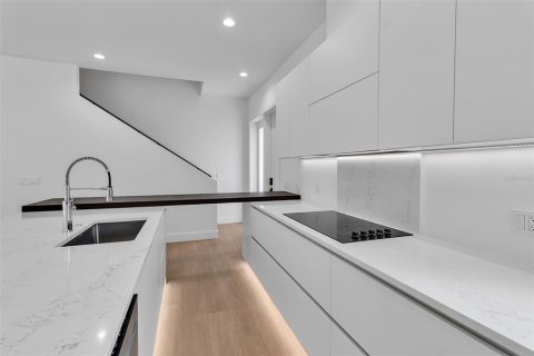 House in Sarasota, Florida 5 bedrooms, 255.11 sq.m. № 2102153 - photo 5