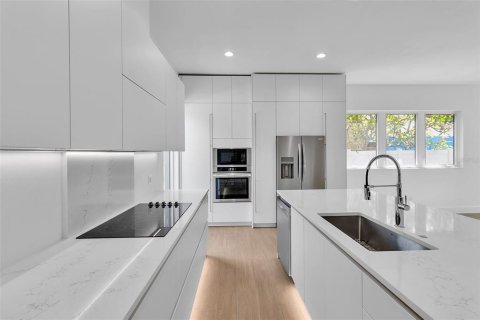 House in Sarasota, Florida 5 bedrooms, 255.11 sq.m. № 2102153 - photo 6