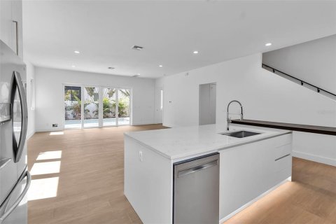House in Sarasota, Florida 5 bedrooms, 255.11 sq.m. № 2102153 - photo 4
