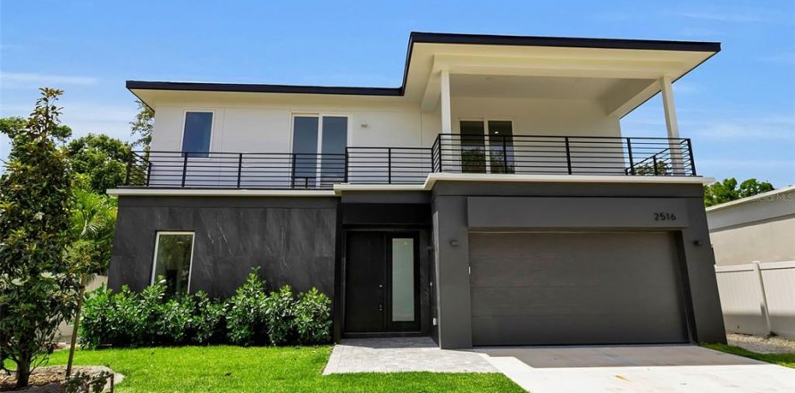 House in Sarasota, Florida 5 bedrooms, 255.11 sq.m. № 2102153