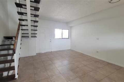 Снять в аренду виллу или дом в Хайалиа, Флорида 2 спальни, 85.93м2, № 2089410 - фото 3