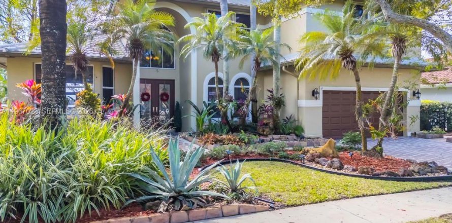 Дом в Пемброк-Пайнс, Флорида 4 спальни, 342.44м2 № 2029454