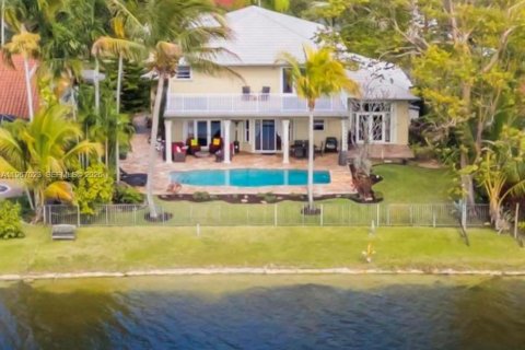 Купить виллу или дом в Пемброк-Пайнс, Флорида 4 спальни, 342.44м2, № 2029454 - фото 27