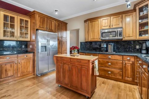 Купить виллу или дом в Пемброк-Пайнс, Флорида 4 спальни, 342.44м2, № 2029454 - фото 5